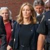 L'actrice Felicity Huffman et son mari William H. Macy à la sortie du tribunal de Boston, Massachusetts, Etats-Unis, le 13 septembre 2019. L'actrice américaine Felicity Huffman a été condamnée, à deux semaines de prison pour avoir payé 15 000 dollars (13 500 euros) afin de falsifier les tests d'entrée à l'université de sa fille aînée, dans le cadre d'un vaste scandale de corruption.