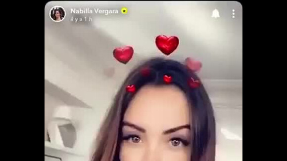 Nabilla dévoile son ventre ultra-plat sur Snapchat le 16 octobre 2019.