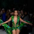 Jennifer Lopez (avec une robe qu'elle portait il y a 19 ans à la cérémonie des Grammy Awards) - Défilé Versace Collection Prêt-à-Porter Printemps/Eté 2020 lors de la Fashion Week de Milan, le 20 septembre 2019.