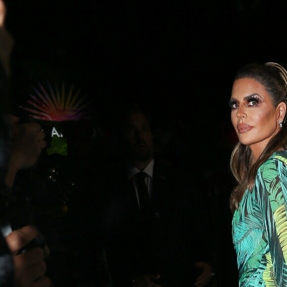 Lisa Rinna, déguisée en Jennifer Lopez vêtue d'une robe Versace, a assisté à la soirée d'Halloween de la marque de tequila Casamigos. Beverly Hills, Los Angeles, le 25 octobre 2019