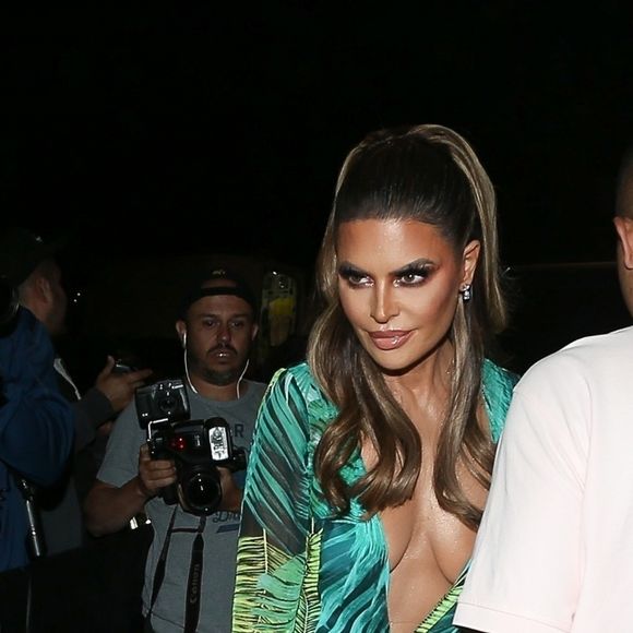 Lisa Rinna, déguisée en Jennifer Lopez vêtue d'une robe Versace, a assisté à la soirée d'Halloween de la marque de tequila Casamigos. Beverly Hills, Los Angeles, le 25 octobre 2019