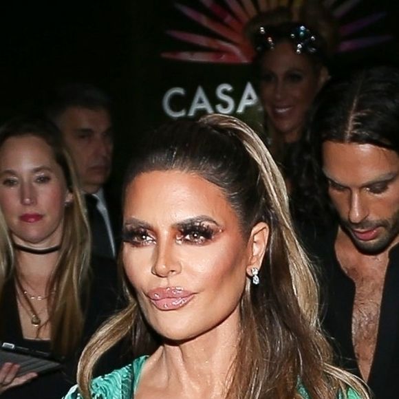 Lisa Rinna, déguisée en Jennifer Lopez vêtue d'une robe Versace, a assisté à la soirée d'Halloween de la marque de tequila Casamigos. Beverly Hills, Los Angeles, le 25 octobre 2019