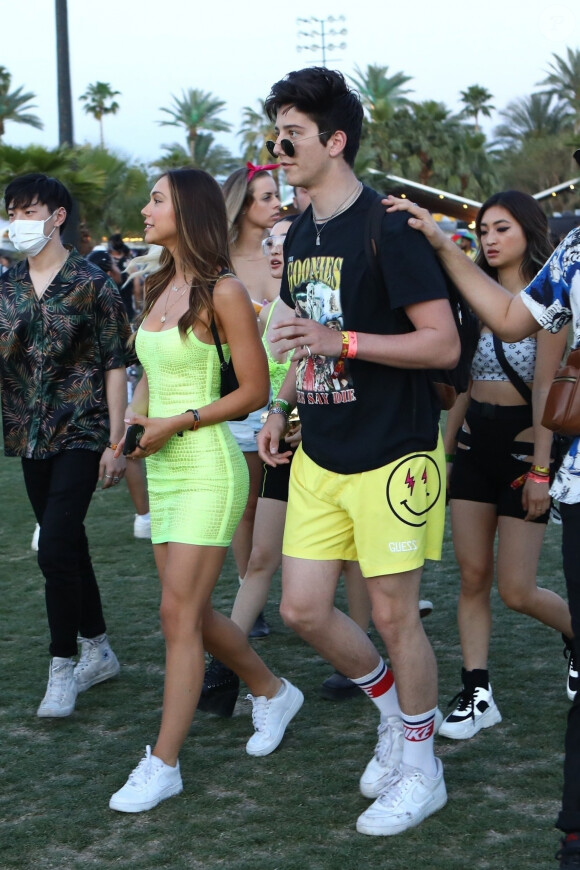 Exclusif - Alexis Ren se balade main dans la main avec sa compagne Milo Manheim au 2ème jour du Festival de Coachella 2019 à Indio dans la zone désertique de la Californie du sud, le 14 avril 2019