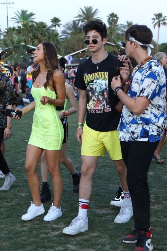 Exclusif - Alexis Ren se balade main dans la main avec sa compagne Milo Manheim au 2ème jour du Festival de Coachella 2019 à Indio dans la zone désertique de la Californie du sud, le 14 avril 2019