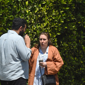 Exclusif - Lena Dunham est allée boire un café avec un mystérieux inconnu à Los Angeles, le 4 mai 2019