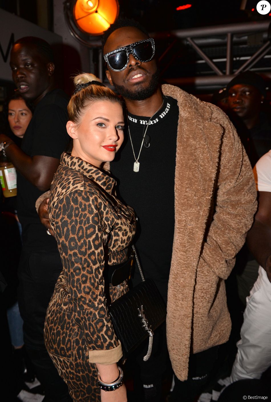 Qui Est Le Compagnon De Kelly Vedovelli Kelly Vedovelli et Dadju (Dadju Djuna Nsungula) assistent à la soirée de  lancement de la collection BoohooMan x Dadju à l'Institut du Monde Arabe à  Paris, le 29 - Purepeople
