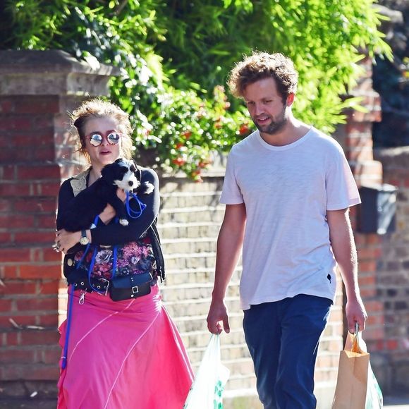 Exclusif - Helena Bonham Carter porte fièrement son nouveau petit chien (un Cockapoo noir et blanc) dans ses bras en balade avec Rye Dag Holmboe dans le quartier nord de Londres, le 28 septembre 2019