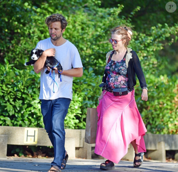 Exclusif - Helena Bonham Carter porte fièrement son nouveau petit chien (un Cockapoo noir et blanc) dans ses bras en balade avec Rye Dag Holmboe dans le quartier nord de Londres, le 28 septembre 2019