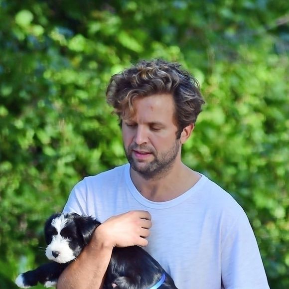 Exclusif - Helena Bonham Carter porte fièrement son nouveau petit chien (un Cockapoo noir et blanc) dans ses bras en balade avec Rye Dag Holmboe dans le quartier nord de Londres, le 28 septembre 2019