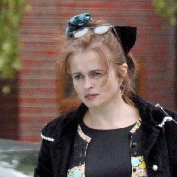 Exclusif - Helena Bonham Carter à l'affiche de la série Netflix "The Crown" arbore comme à son habitude un look excentrique pour une virée shopping à Londres, le 21 octobre 2019.