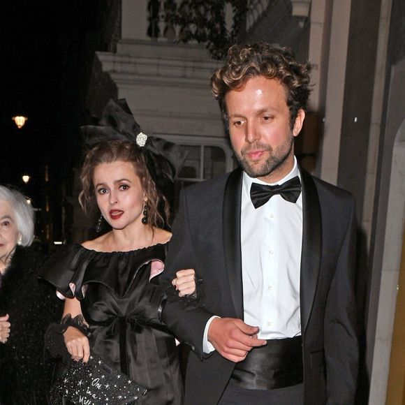 Helena Bonham Carter, son compagnon Rye Dag Holmbon et sa mère Elena Propper de Callejon - Les célébrités arrivent à la soirée 'The Harper's Bazaar Women Of The Year Awards' à l'hôtel Claridge's à Londres, le 29 octobre 2019.