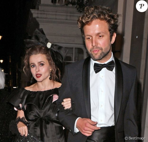 Helena Bonham Carter, son compagnon Rye Dag Holmbon et sa mère Elena Propper de Callejon - Les célébrités arrivent à la soirée 'The Harper's Bazaar Women Of The Year Awards' à l'hôtel Claridge's à Londres, le 29 octobre 2019.