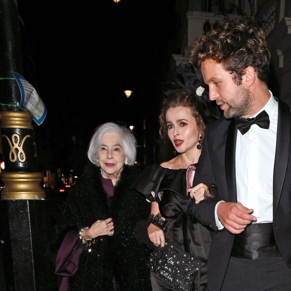 Helena Bonham Carter, son compagnon Rye Dag Holmbon et sa mère Elena Propper de Callejon - Les célébrités arrivent à la soirée 'The Harper's Bazaar Women Of The Year Awards' à l'hôtel Claridge's à Londres, le 29 octobre 2019.