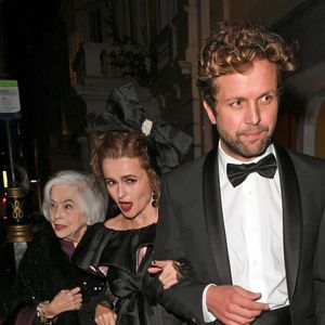 Helena Bonham Carter, son compagnon Rye Dag Holmbon et sa mère Elena Propper de Callejon - Les célébrités arrivent à la soirée 'The Harper's Bazaar Women Of The Year Awards' à l'hôtel Claridge's à Londres, le 29 octobre 2019.