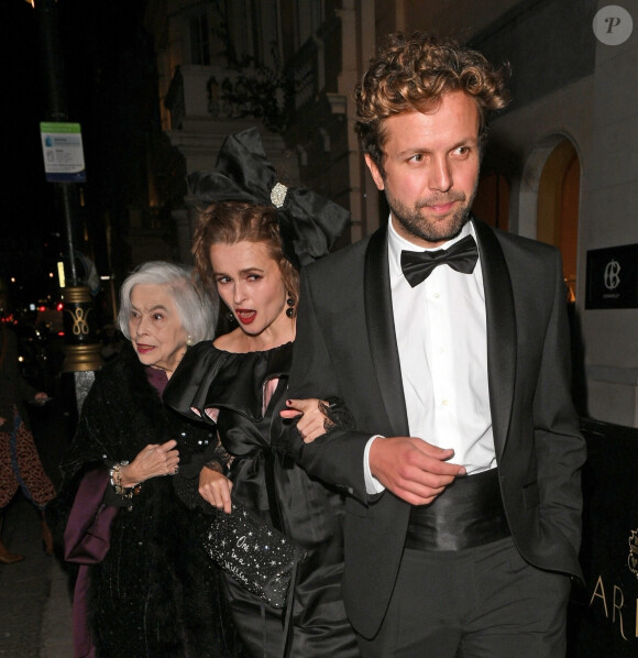 Helena Bonham Carter, son compagnon Rye Dag Holmbon et sa mère Elena Propper de Callejon - Les célébrités arrivent à la soirée 'The Harper's Bazaar Women Of The Year Awards' à l'hôtel Claridge's à Londres, le 29 octobre 2019.
