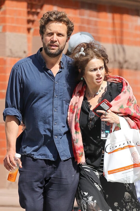 Exclusif - Helena Bonham Carter et son compagnon Rye Dag Holmboe font du shopping dans le quartier de Citarella à New York, le 3 juin 2019.