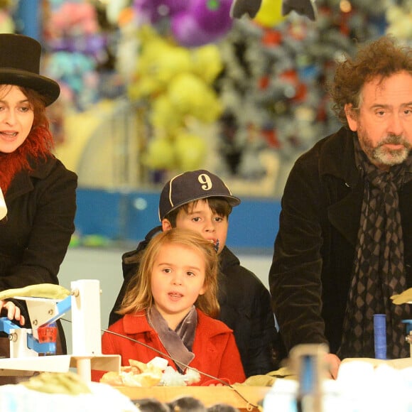 Tim Burton et Helena Bonham Carter emmenent leurs enfants Billy Raymond et Nell dans la fete foraine "Hyde Park Winter Wonderland" a Londres le 21 novembre 2013.