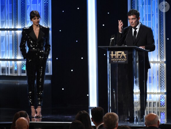 Dakota Johnson et Antonio Banderas lors des "23e Hollywood Film Awards" à l'hôtel Beverly Hilton, à Los Angeles. Le 3 novembre 2019.
