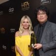 Sienna Miller et Bong Joon Ho lors des 23e Hollywood Film Awards au Beverly Hilton, à Los Angeles. Le 3 novembre 2019