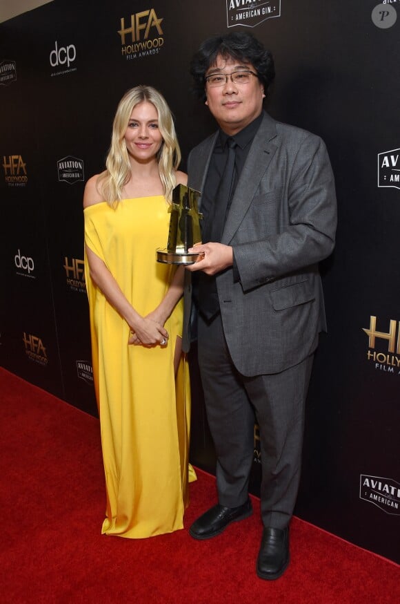Sienna Miller et Bong Joon Ho lors des 23e Hollywood Film Awards au Beverly Hilton, à Los Angeles. Le 3 novembre 2019
