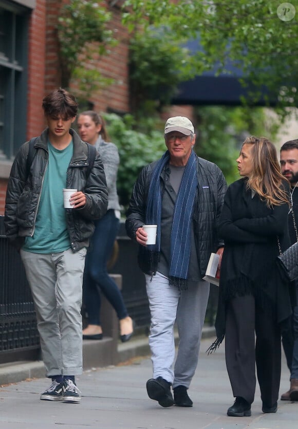 Exclusif - Richard Gere se promène avec son fils Homer et sa femme Alejandra Silva dans l'East Village à New York le 1er mai 2019.