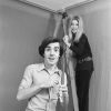 En France, Pierre Arditi et sa femme Florence Giogetti à leur domicile. Le 2 avril 1970 © Jean Lenoir via Bestimage