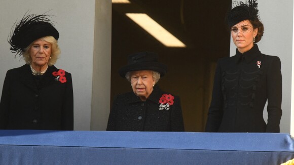 Kate Middleton élégante et digne au côté de la reine, la larme à l'oeil