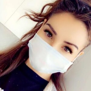 Nabilla est tombée malade et porte un masque. Snapchat le 11 novembre 2019.