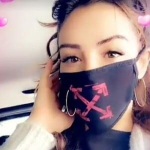 Nabilla est tombée malade et porte un masque. Snapchat le 11 novembre 2019.