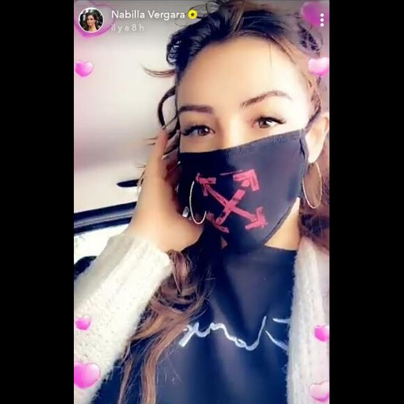 Nabilla est tombée malade et porte un masque. Snapchat le 11 novembre 2019.
