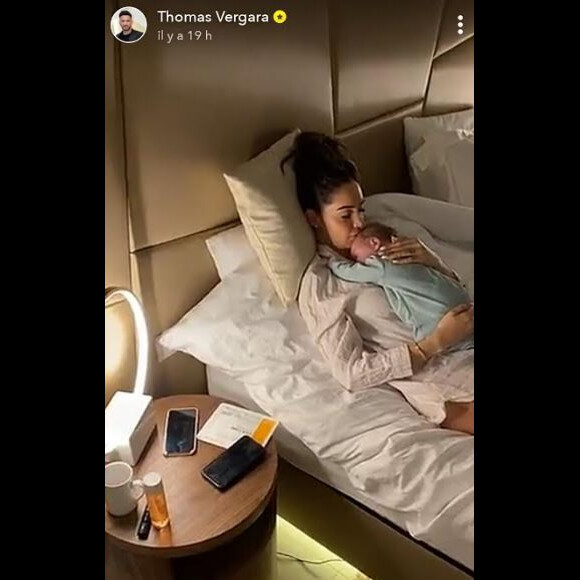 Nabilla avec son fils Milann dans leur nouvelle maison de Dubaï le 10 novembre 2019.