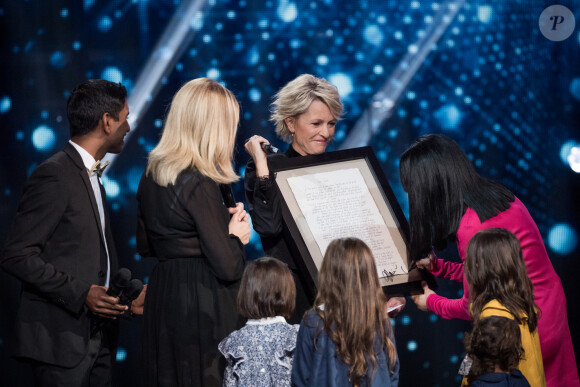 Exclusif - Sophie Davant, Jenifer Bartoli - Enregistrement de l'émission "La Lettre" au Théâtre du Châtelet à Paris, qui sera diffusée le 16 novembre sur France 2. Le 23 octobre 2019 Les stars se mettent au service d'anonymes pour honorer des personnes ordinaires au tempérament extraordinaire en les surprenant sur la scène du théâtre du Châtelet et chez eux, dans leur vie de tous les jours, pour les remercier et leur faire vivre des moments d'émotion inoubliables... Nous avons tous autour de nous des héros du quotidien qui se dévouent modestement pour les autres et donnent de leur temps, sans rien attendre en retour. Depuis plusieurs semaines, France 2 a donné l'opportunité aux téléspectateurs d'écrire une lettre adressée à la star préférée d'un de leurs proches méritants. Après avoir reçu de nombreux courriers, chacune des stars va choisir la Lettre qui l'a le plus touchée et rendre hommage à un anonyme en le surprenant, avec la complicité de l'auteur de la lettre, sur la scène du théâtre du Châtelet ou en plein coeur de son intimité. © Cyril Moreau / Bestimage