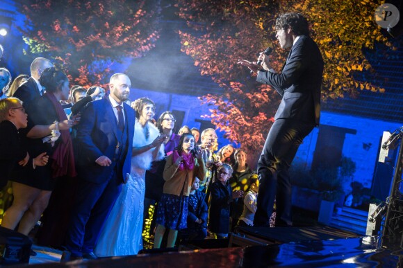 Exclusif - Mika fait une surprise à un couple qui se marie à La Ferme de Vintué à Etréchy, dans le cadre de l'émission "La Lettre", qui sera diffusée le 16 novembre sur France 2. Le 26 octobre 2019 Les stars se mettent au service d'anonymes pour honorer des personnes ordinaires au tempérament extraordinaire en les surprenant sur la scène du théâtre du Châtelet et chez eux, dans leur vie de tous les jours, pour les remercier et leur faire vivre des moments d'émotion inoubliables... Nous avons tous autour de nous des héros du quotidien qui se dévouent modestement pour les autres et donnent de leur temps, sans rien attendre en retour. Depuis plusieurs semaines, France 2 a donné l'opportunité aux téléspectateurs d'écrire une lettre adressée à la star préférée d'un de leurs proches méritants. Après avoir reçu de nombreux courriers, chacune des stars va choisir la Lettre qui l'a le plus touchée et rendre hommage à un anonyme en le surprenant, avec la complicité de l'auteur de la lettre, sur la scène du théâtre du Châtelet ou en plein coeur de son intimité. © Cyril Moreau / Bestimage