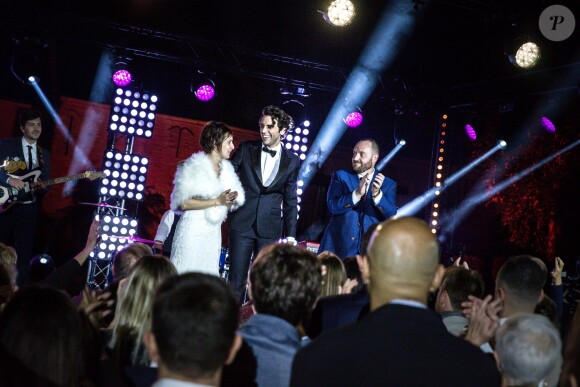 Exclusif - Mika fait une surprise à un couple qui se marie à La Ferme de Vintué à Etréchy, dans le cadre de l'émission "La Lettre", qui sera diffusée le 16 novembre sur France 2. Le 26 octobre 2019 Les stars se mettent au service d'anonymes pour honorer des personnes ordinaires au tempérament extraordinaire en les surprenant sur la scène du théâtre du Châtelet et chez eux, dans leur vie de tous les jours, pour les remercier et leur faire vivre des moments d'émotion inoubliables... Nous avons tous autour de nous des héros du quotidien qui se dévouent modestement pour les autres et donnent de leur temps, sans rien attendre en retour. Depuis plusieurs semaines, France 2 a donné l'opportunité aux téléspectateurs d'écrire une lettre adressée à la star préférée d'un de leurs proches méritants. Après avoir reçu de nombreux courriers, chacune des stars va choisir la Lettre qui l'a le plus touchée et rendre hommage à un anonyme en le surprenant, avec la complicité de l'auteur de la lettre, sur la scène du théâtre du Châtelet ou en plein coeur de son intimité. © Cyril Moreau / Bestimage