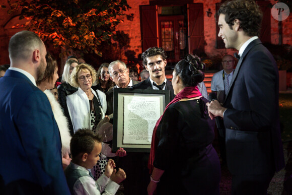 Exclusif - Mika fait une surprise à un couple qui se marie à La Ferme de Vintué à Etréchy, dans le cadre de l'émission "La Lettre", qui sera diffusée le 16 novembre sur France 2. Le 26 octobre 2019 Les stars se mettent au service d'anonymes pour honorer des personnes ordinaires au tempérament extraordinaire en les surprenant sur la scène du théâtre du Châtelet et chez eux, dans leur vie de tous les jours, pour les remercier et leur faire vivre des moments d'émotion inoubliables... Nous avons tous autour de nous des héros du quotidien qui se dévouent modestement pour les autres et donnent de leur temps, sans rien attendre en retour. Depuis plusieurs semaines, France 2 a donné l'opportunité aux téléspectateurs d'écrire une lettre adressée à la star préférée d'un de leurs proches méritants. Après avoir reçu de nombreux courriers, chacune des stars va choisir la Lettre qui l'a le plus touchée et rendre hommage à un anonyme en le surprenant, avec la complicité de l'auteur de la lettre, sur la scène du théâtre du Châtelet ou en plein coeur de son intimité. © Cyril Moreau / Bestimage