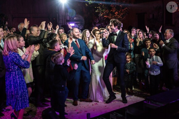 Exclusif - Mika fait une surprise à un couple qui se marie à La Ferme de Vintué à Etréchy, dans le cadre de l'émission "La Lettre", qui sera diffusée le 16 novembre sur France 2. Le 26 octobre 2019 Les stars se mettent au service d'anonymes pour honorer des personnes ordinaires au tempérament extraordinaire en les surprenant sur la scène du théâtre du Châtelet et chez eux, dans leur vie de tous les jours, pour les remercier et leur faire vivre des moments d'émotion inoubliables... Nous avons tous autour de nous des héros du quotidien qui se dévouent modestement pour les autres et donnent de leur temps, sans rien attendre en retour. Depuis plusieurs semaines, France 2 a donné l'opportunité aux téléspectateurs d'écrire une lettre adressée à la star préférée d'un de leurs proches méritants. Après avoir reçu de nombreux courriers, chacune des stars va choisir la Lettre qui l'a le plus touchée et rendre hommage à un anonyme en le surprenant, avec la complicité de l'auteur de la lettre, sur la scène du théâtre du Châtelet ou en plein coeur de son intimité. © Cyril Moreau / Bestimage