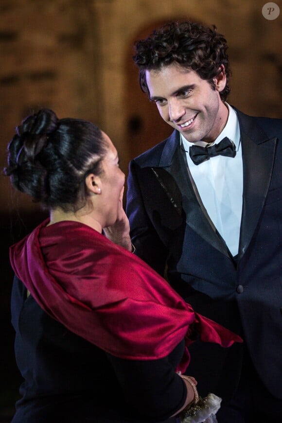 Exclusif - Mika fait une surprise à un couple qui se marie à La Ferme de Vintué à Etréchy, dans le cadre de l'émission "La Lettre", qui sera diffusée le 16 novembre sur France 2. Le 26 octobre 2019 Les stars se mettent au service d'anonymes pour honorer des personnes ordinaires au tempérament extraordinaire en les surprenant sur la scène du théâtre du Châtelet et chez eux, dans leur vie de tous les jours, pour les remercier et leur faire vivre des moments d'émotion inoubliables... Nous avons tous autour de nous des héros du quotidien qui se dévouent modestement pour les autres et donnent de leur temps, sans rien attendre en retour. Depuis plusieurs semaines, France 2 a donné l'opportunité aux téléspectateurs d'écrire une lettre adressée à la star préférée d'un de leurs proches méritants. Après avoir reçu de nombreux courriers, chacune des stars va choisir la Lettre qui l'a le plus touchée et rendre hommage à un anonyme en le surprenant, avec la complicité de l'auteur de la lettre, sur la scène du théâtre du Châtelet ou en plein coeur de son intimité. © Cyril Moreau / Bestimage