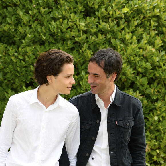 Jules Benchetrit et son père Samuel Benchetrit - Photocall du film "Asphalte" lors du 8ème festival du film francophone d'Angoulême. Le 27 août 2015