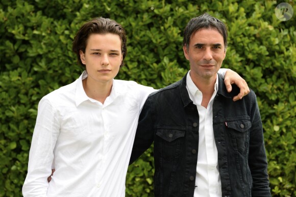 Jules Benchetrit et son père Samuel Benchetrit - Photocall du film "Asphalte" lors du 8ème festival du film francophone d'Angoulême. Le 27 août 2015