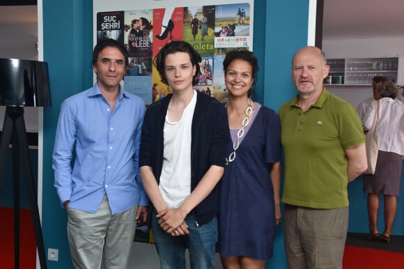 Samuel Benchetrit, son fils Jules Benchetrit (fils de Marie Trintignant), Isabelle Giordano et Jean-Paul Salomé posant lors du 68 ème Festival International du Film de Cannes à Cannes le 18 mai 2015.