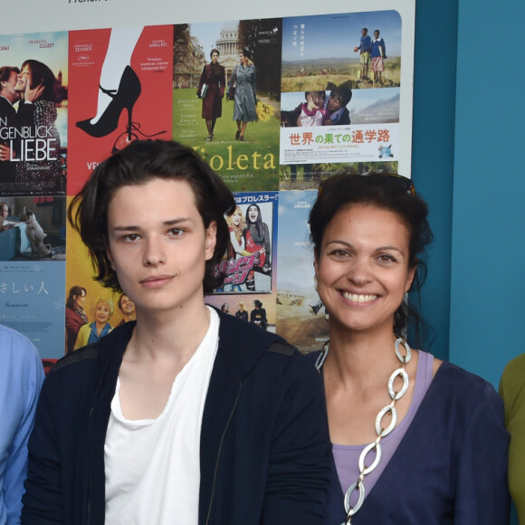 Samuel Benchetrit, son fils Jules Benchetrit (fils de Marie Trintignant), Isabelle Giordano et Jean-Paul Salomé posant lors du 68 ème Festival International du Film de Cannes à Cannes le 18 mai 2015.