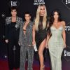 Kris Jenner et ses filles Kourtney, Kim et Khloé Kardashian assistent aux E! People's Choice Awards 2019 au Barker Hangar. Santa Monica, le 10 novembre 2019.
