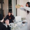 Kris Jenner et ses filles Kourtney, Kim et Khloé Kardashian se livrent à une bataille de nourriture dans l'émission "L'incroyable famille Kardashian". Novembre 2019.