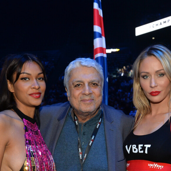 Enrico Macias et les boxing ring girls lors du gala de boxe Univent à l'AccorHotels Arena de Paris pour le championnat du monde WBA le 15 novembre 2019. © Veeren / Bestimage