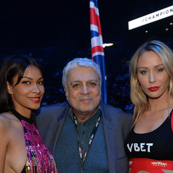 Enrico Macias et les boxing ring girls lors du gala de boxe Univent à l'AccorHotels Arena de Paris pour le championnat du monde WBA le 15 novembre 2019. © Veeren / Bestimage