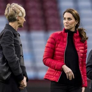 Kate Middleton (enceinte), duchesse de Cambridge, et sa secrétaire privée Catherine Quinn en visite à "We are Coach Core Programme" à la "Aston Villa football club" à Birmingham. Le 22 novembre 2017