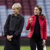 Kate Middleton (enceinte), duchesse de Cambridge, et sa secrétaire privée Catherine Quinn en visite à "We are Coach Core Programme" à la "Aston Villa football club" à Birmingham. Le 22 novembre 2017