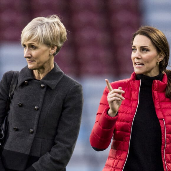 Kate Middleton (enceinte), duchesse de Cambridge, et sa secrétaire privée Catherine Quinn en visite à "We are Coach Core Programme" à la "Aston Villa football club" à Birmingham. Le 22 novembre 2017