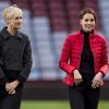 Kate Middleton (enceinte), duchesse de Cambridge, et sa secrétaire privée Catherine Quinn en visite à "We are Coach Core Programme" à la "Aston Villa football club" à Birmingham. Le 22 novembre 2017