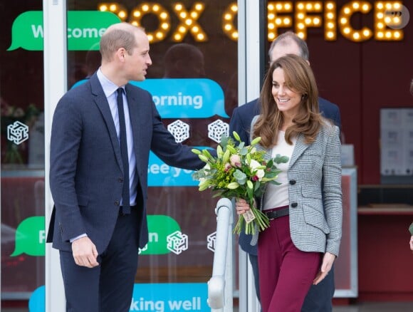 Le prince William et Kate Middleton quittent l'événement organisé par l'association "Shout" pour le lancement de leur nouveau système de volontariat au théâtre "Troubadour White City" à Londres, le 12 novembre 2019.